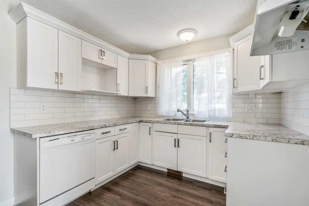 208 11 St N