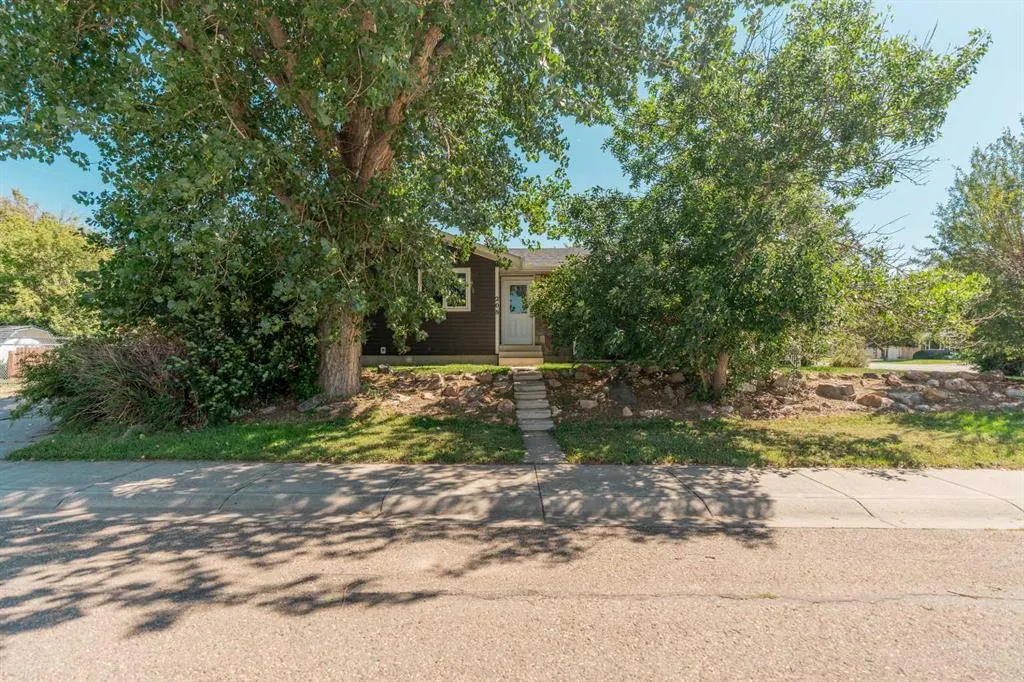 208 11 St N