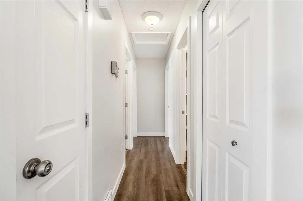 208 11 St N