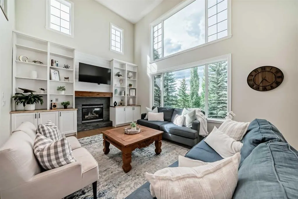 35 Cougar Ridge View SW