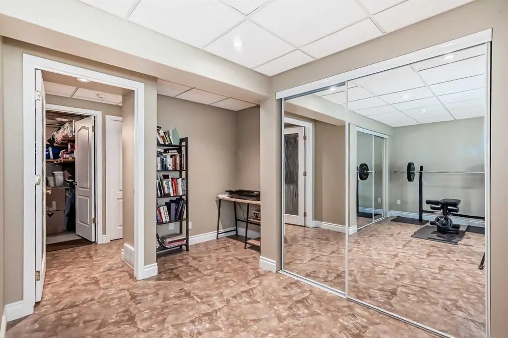 35 Cougar Ridge View SW