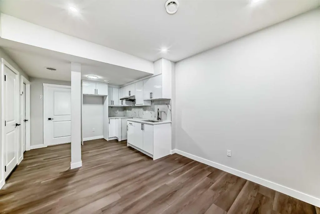 338 Corner Glen Way NE