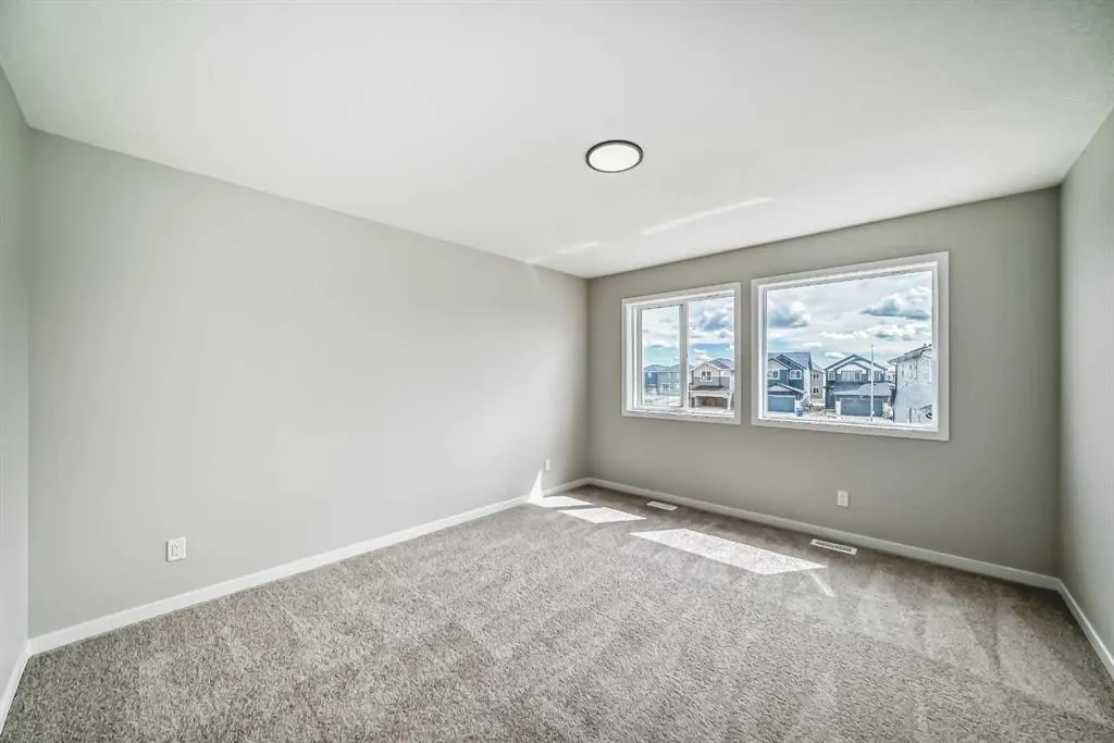 338 Corner Glen Way NE