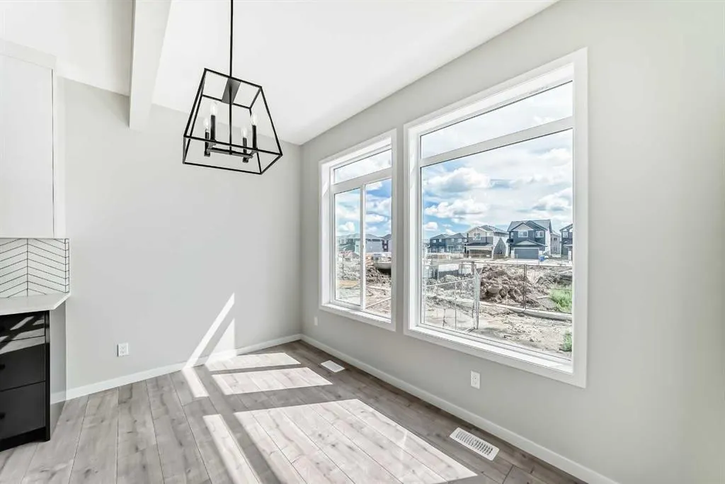 338 Corner Glen Way NE