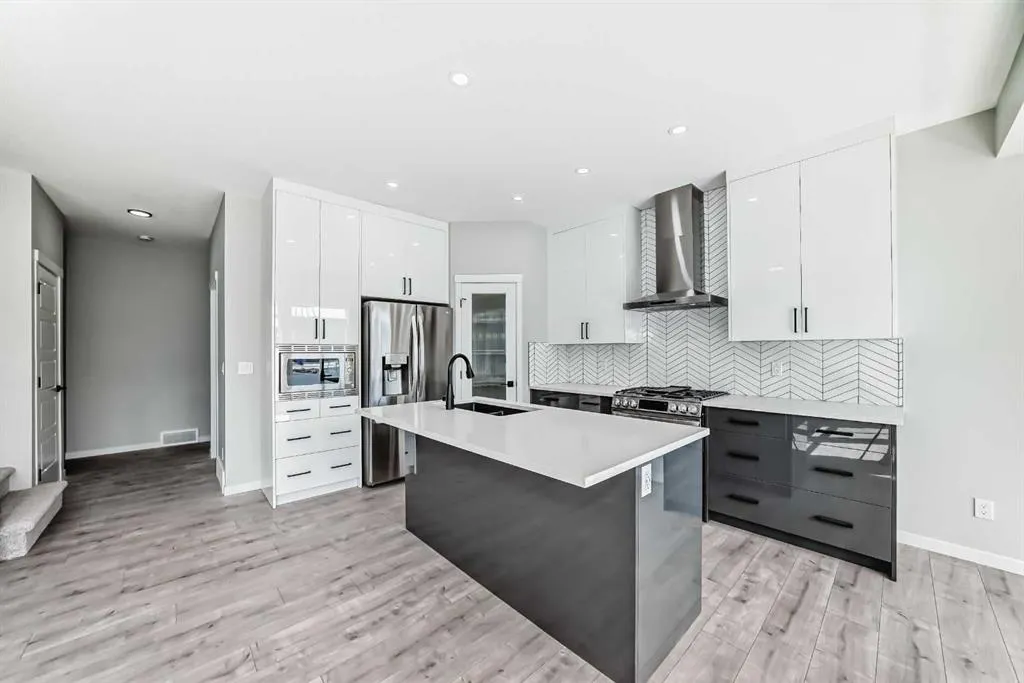 338 Corner Glen Way NE