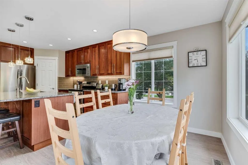 2 Cougar Ridge Bay SW