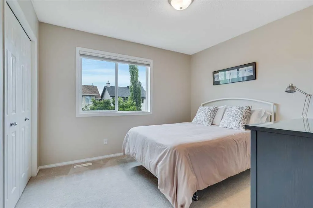 2 Cougar Ridge Bay SW