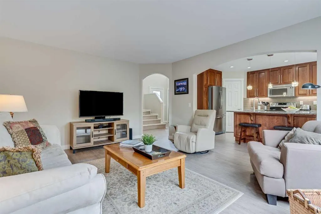 2 Cougar Ridge Bay SW