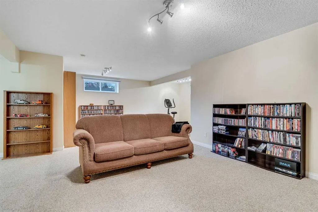 2 Cougar Ridge Bay SW