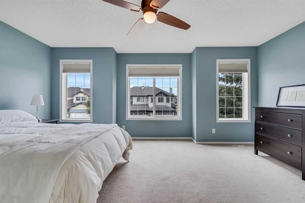 2 Cougar Ridge Bay SW