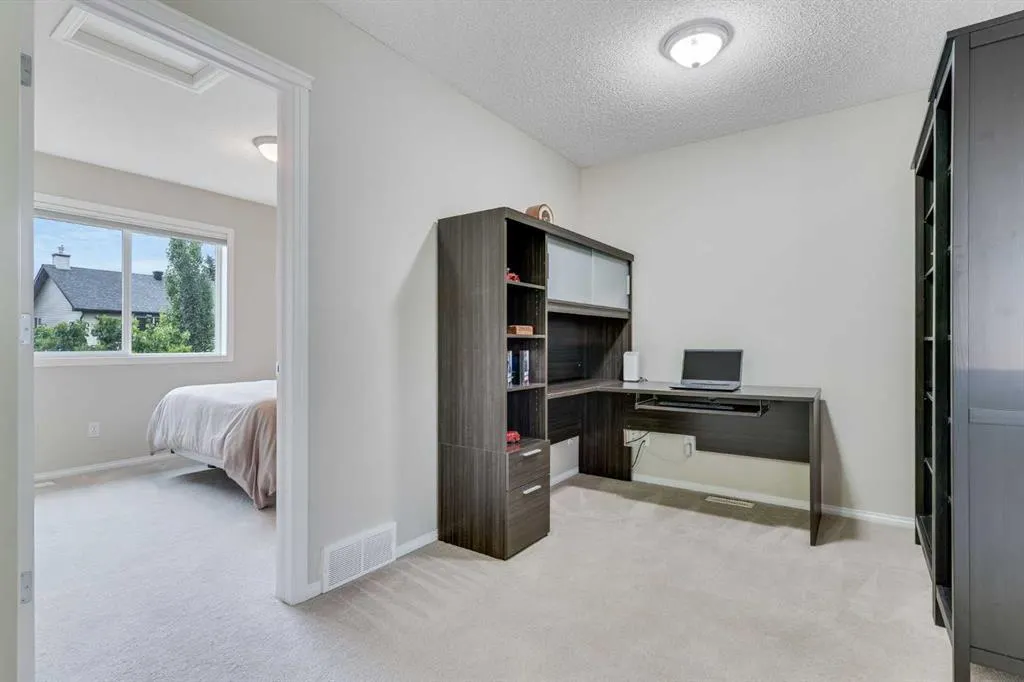 2 Cougar Ridge Bay SW