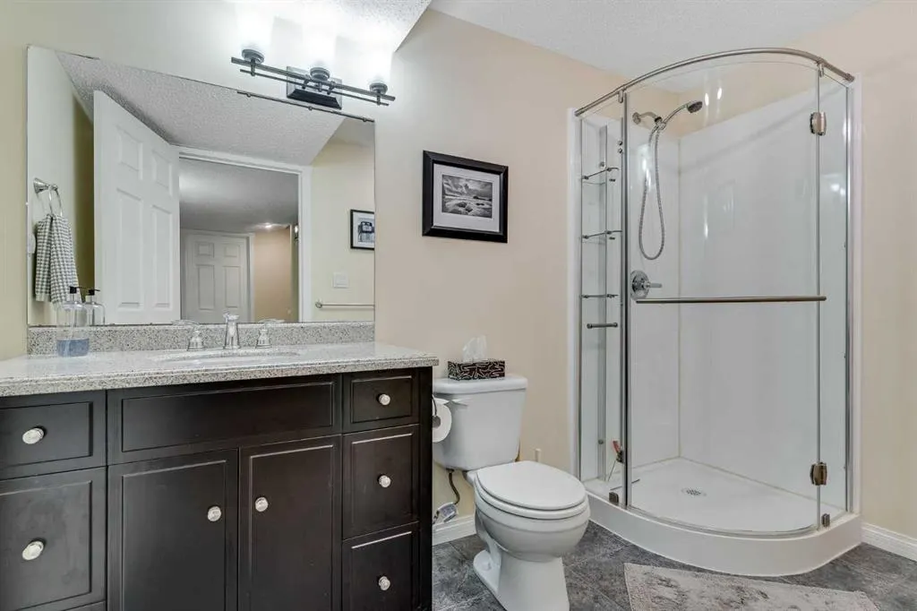 2 Cougar Ridge Bay SW