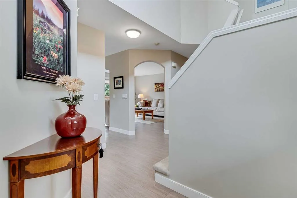 2 Cougar Ridge Bay SW