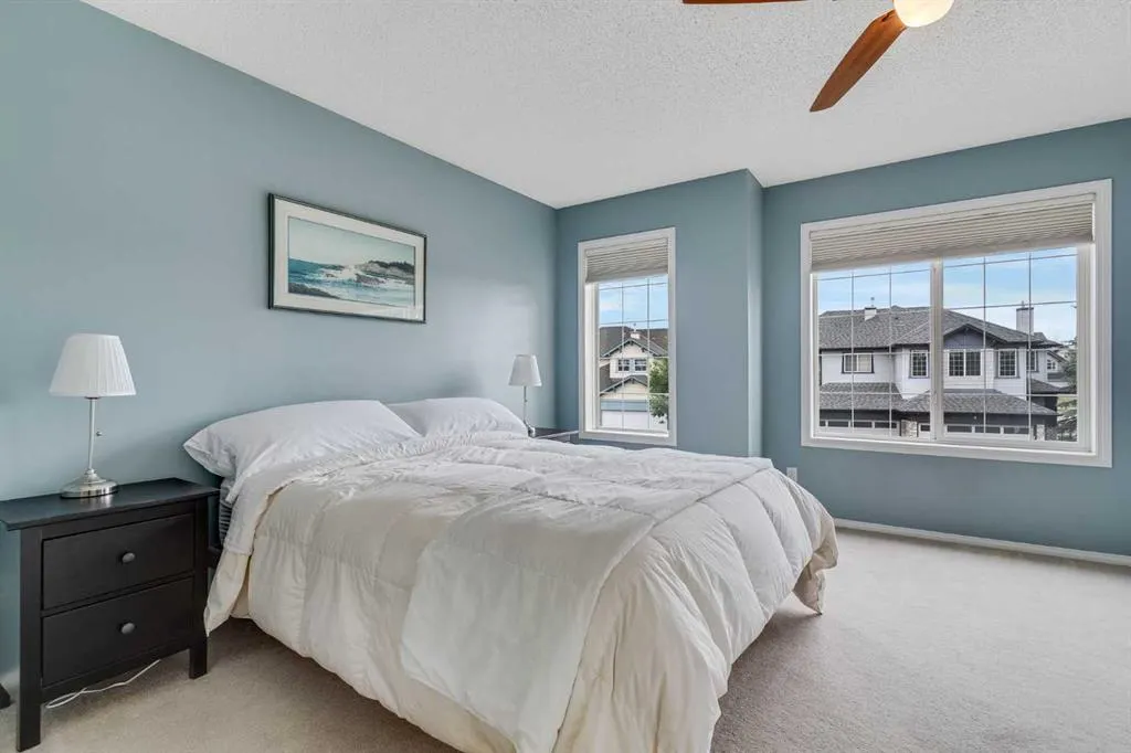 2 Cougar Ridge Bay SW