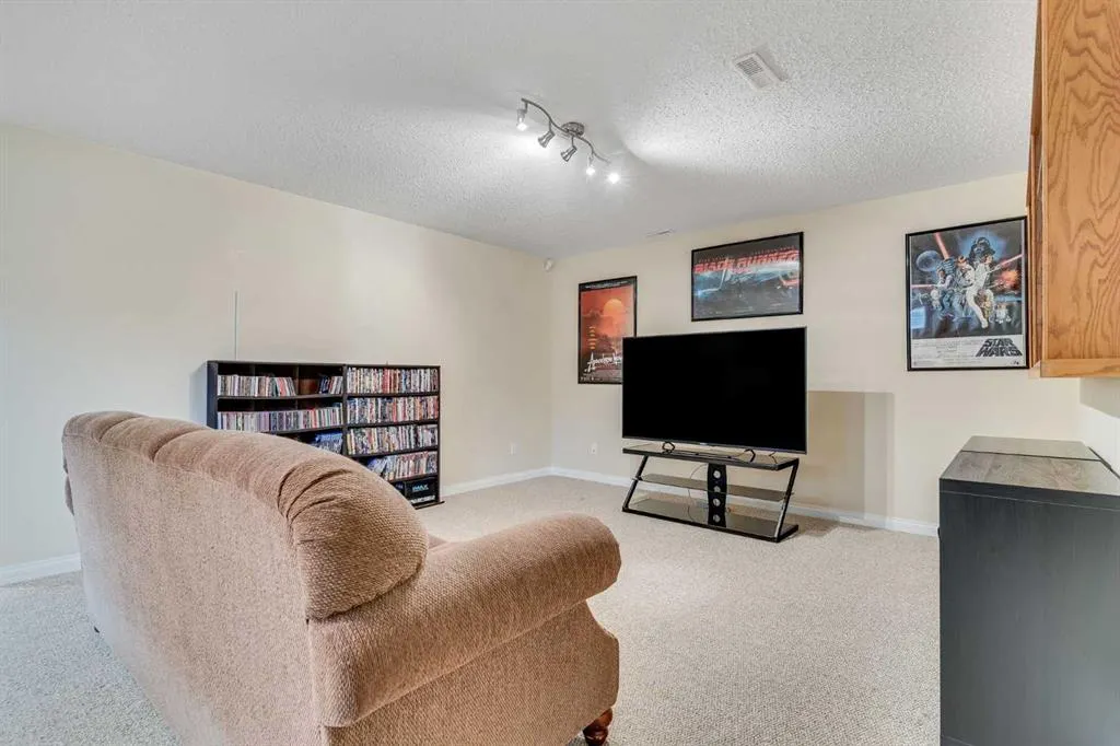 2 Cougar Ridge Bay SW
