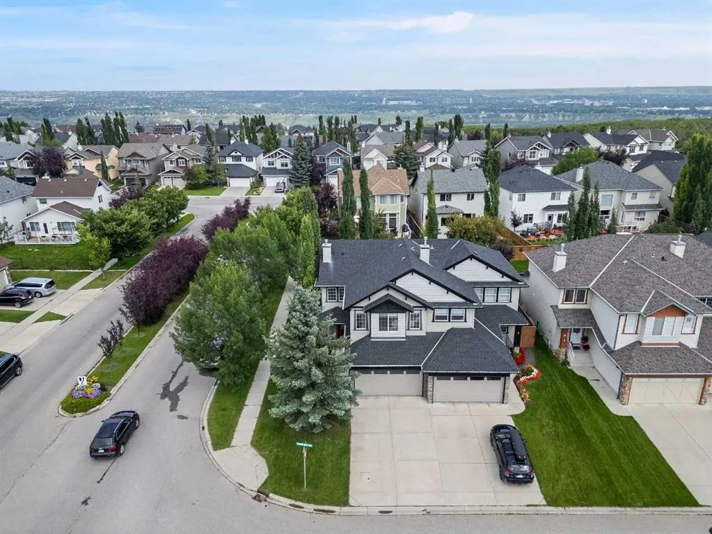 2 Cougar Ridge Bay SW