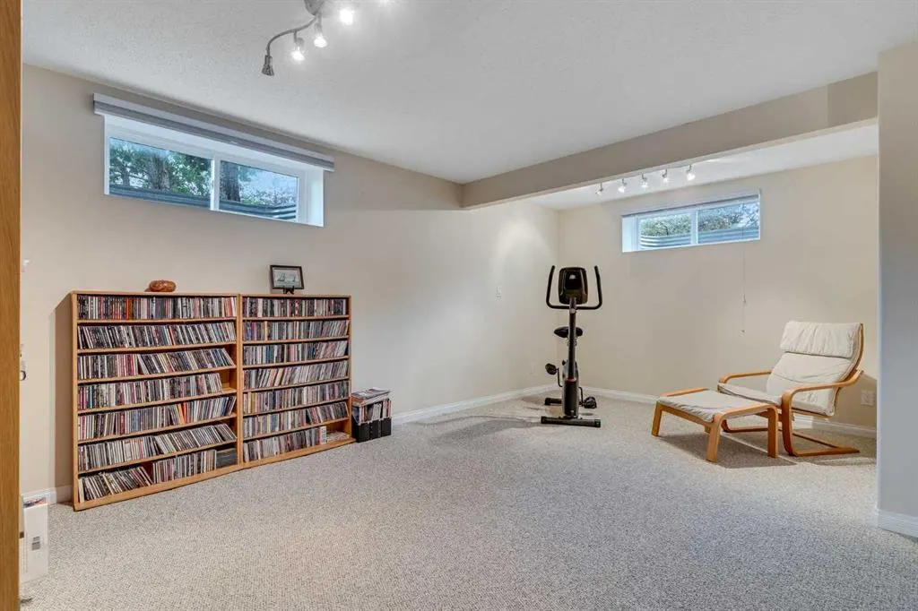 2 Cougar Ridge Bay SW