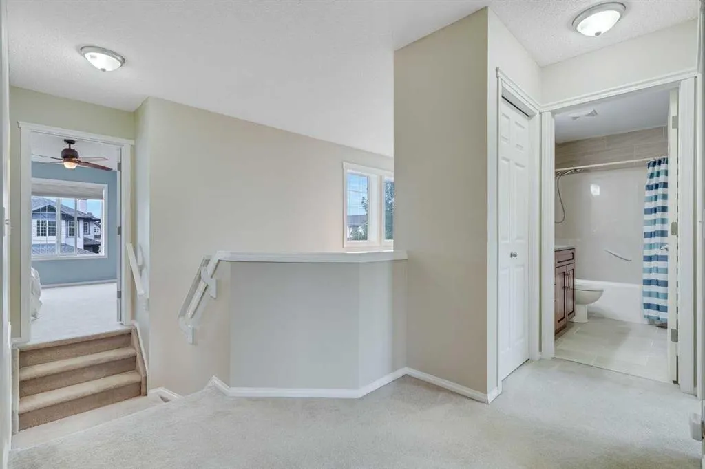 2 Cougar Ridge Bay SW