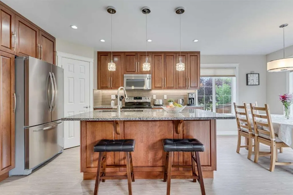 2 Cougar Ridge Bay SW