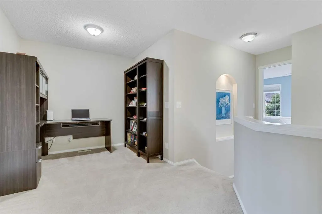 2 Cougar Ridge Bay SW