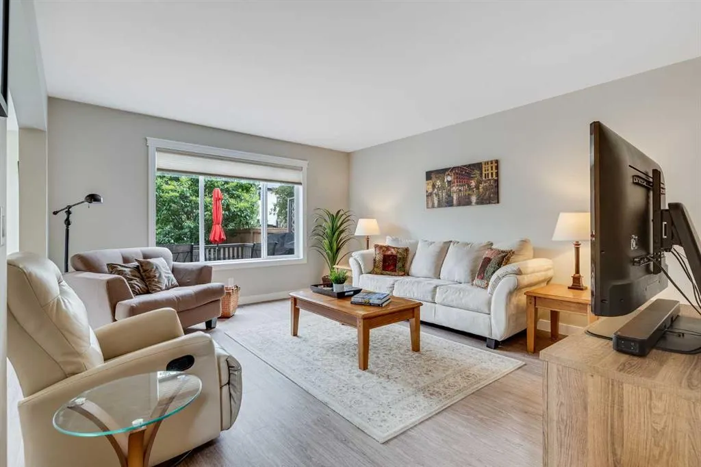 2 Cougar Ridge Bay SW