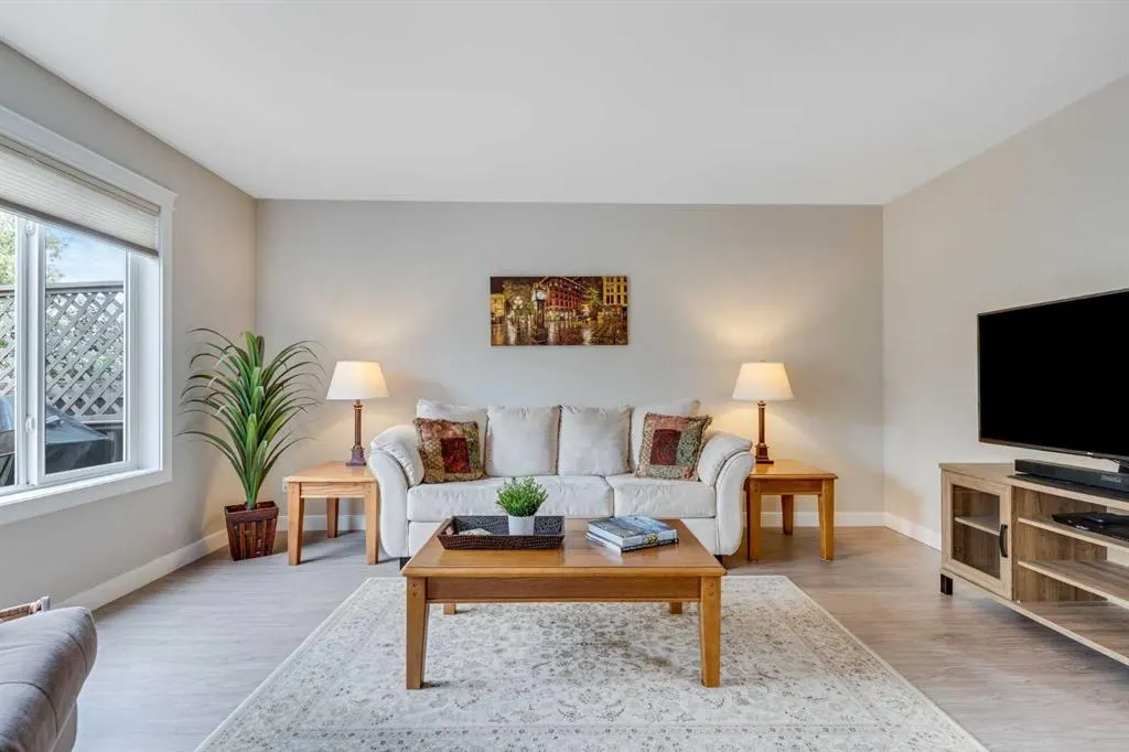 2 Cougar Ridge Bay SW