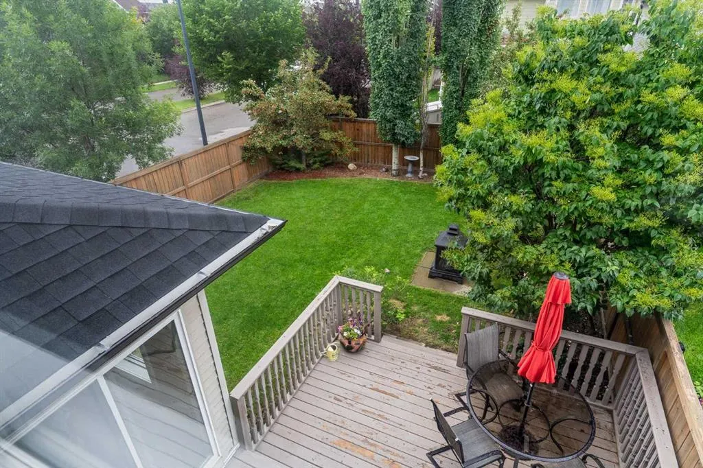 2 Cougar Ridge Bay SW
