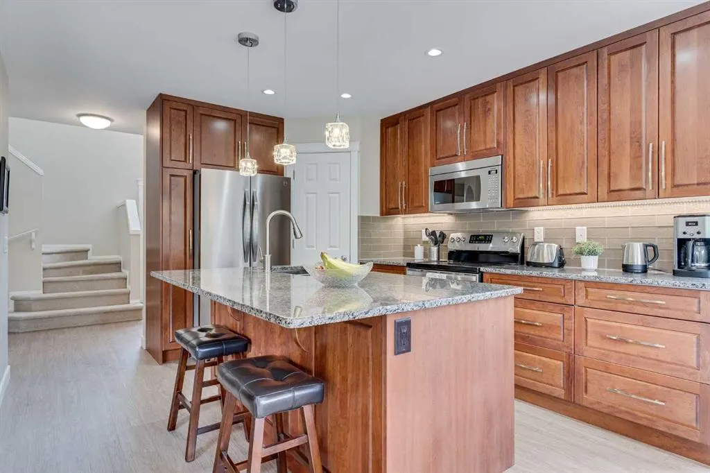 2 Cougar Ridge Bay SW