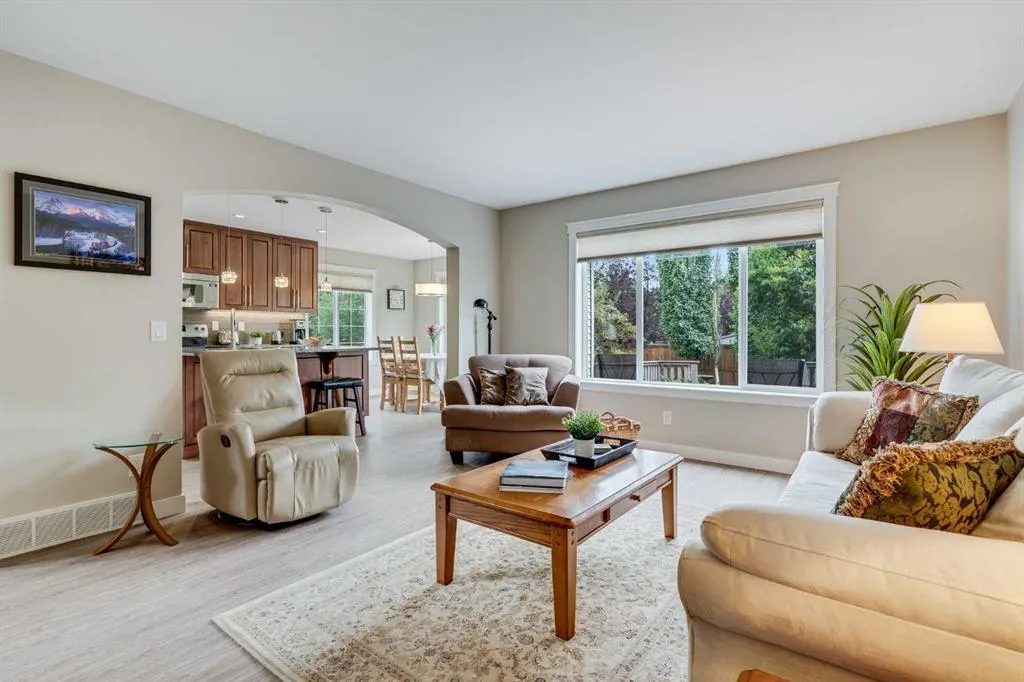 2 Cougar Ridge Bay SW