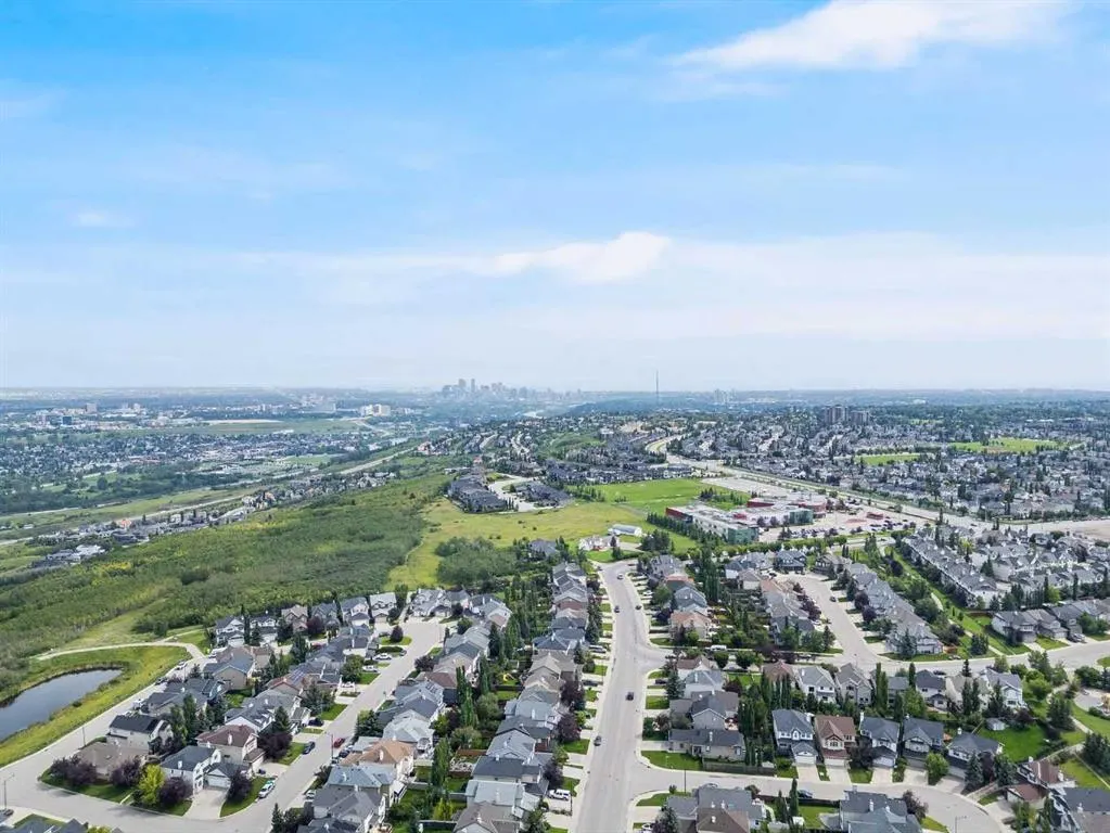 2 Cougar Ridge Bay SW