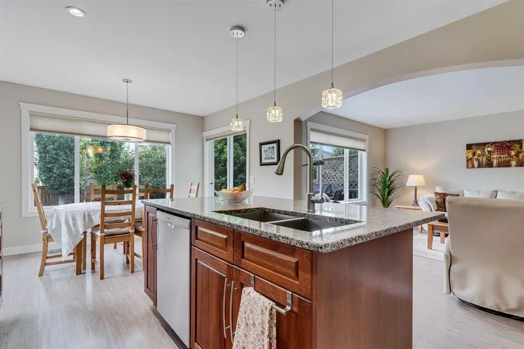 2 Cougar Ridge Bay SW