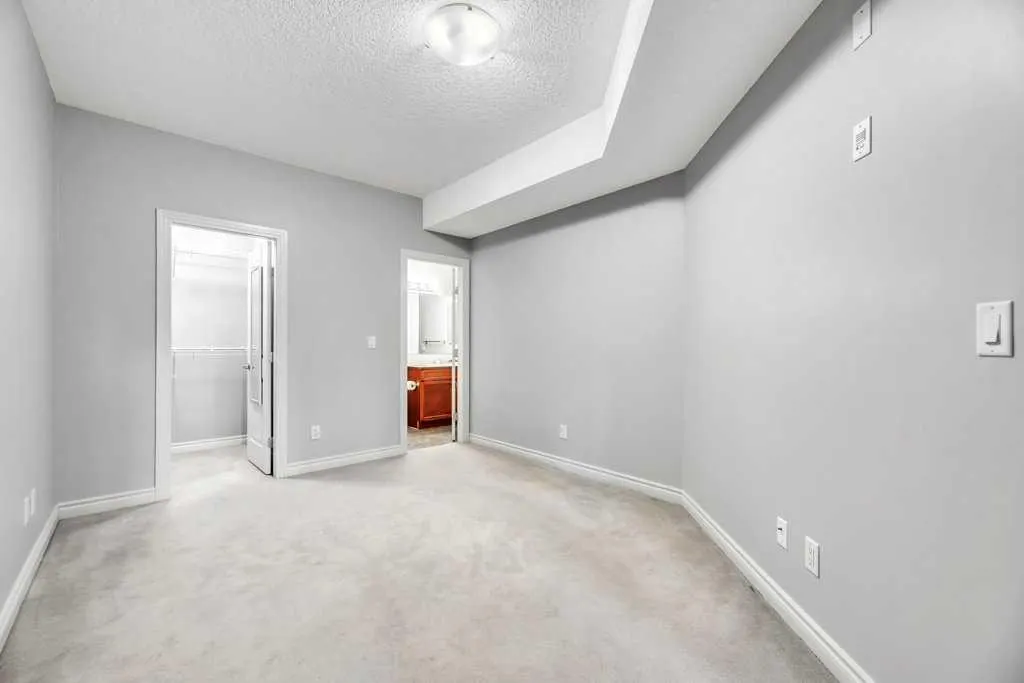 60 Royal Oak Plaza NW, #127
