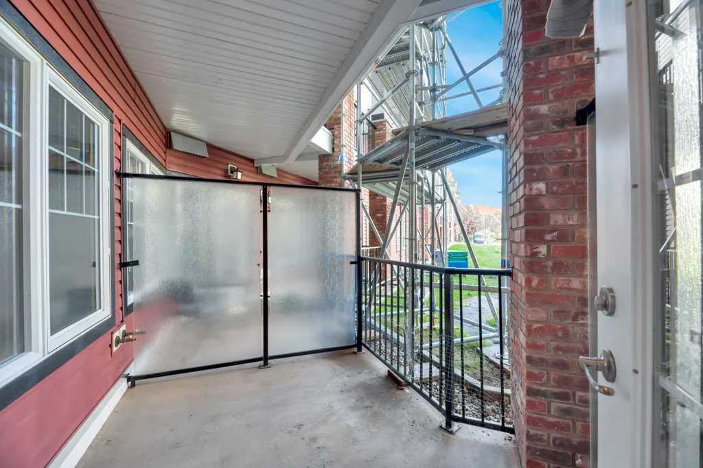 60 Royal Oak Plaza NW, #127
