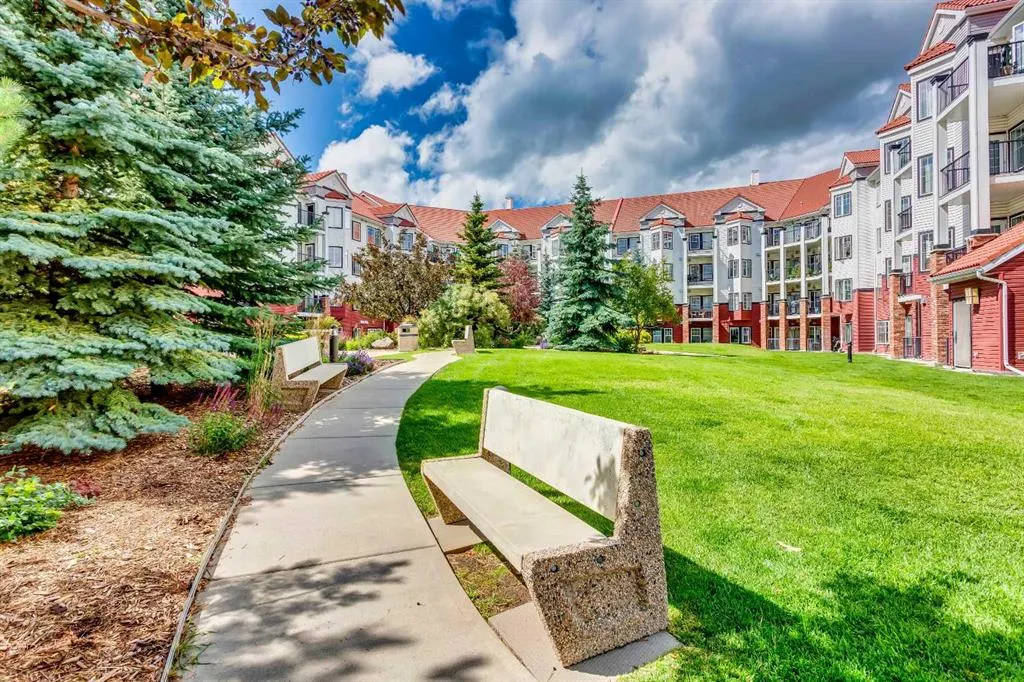 70 Royal Oak Plaza NW, #102