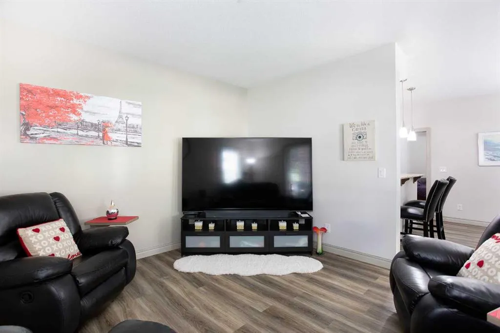70 Royal Oak Plaza NW, #102