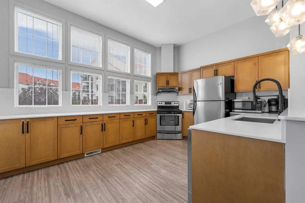 20 Royal Oak Plaza NW, #140