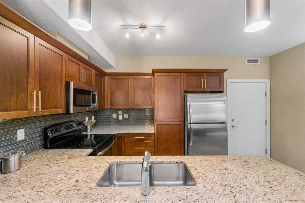 20 Royal Oak Plaza NW, #140