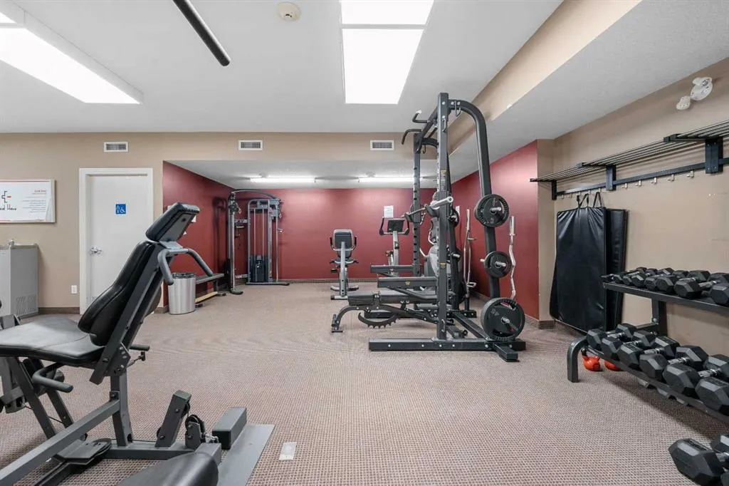 20 Royal Oak Plaza NW, #140