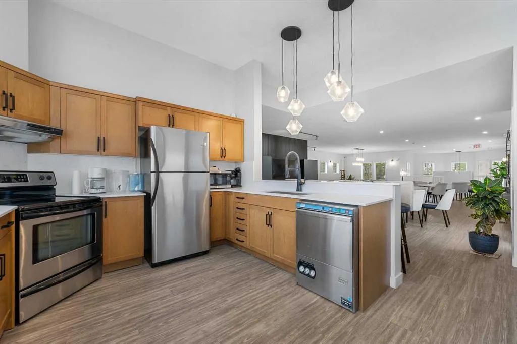 20 Royal Oak Plaza NW, #140