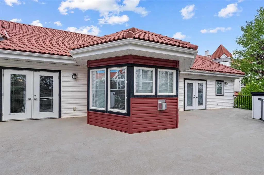 20 Royal Oak Plaza NW, #140