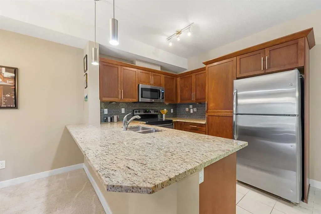20 Royal Oak Plaza NW, #140