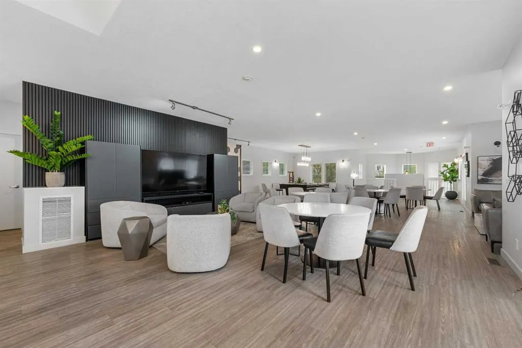 20 Royal Oak Plaza NW, #140