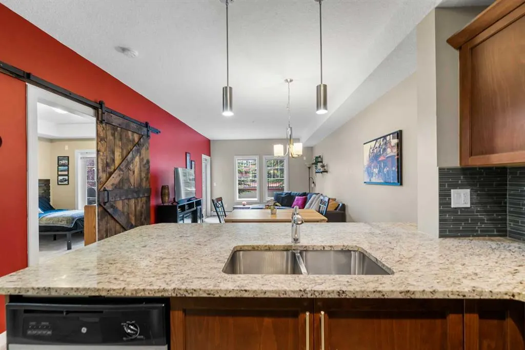 20 Royal Oak Plaza NW, #140