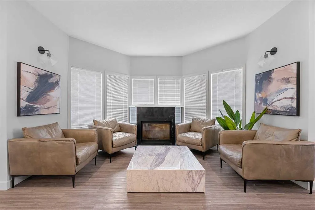 20 Royal Oak Plaza NW, #140