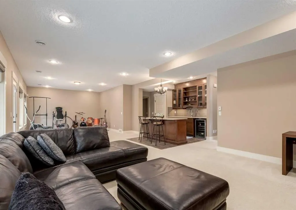 72 Rockcliff Grove NW
