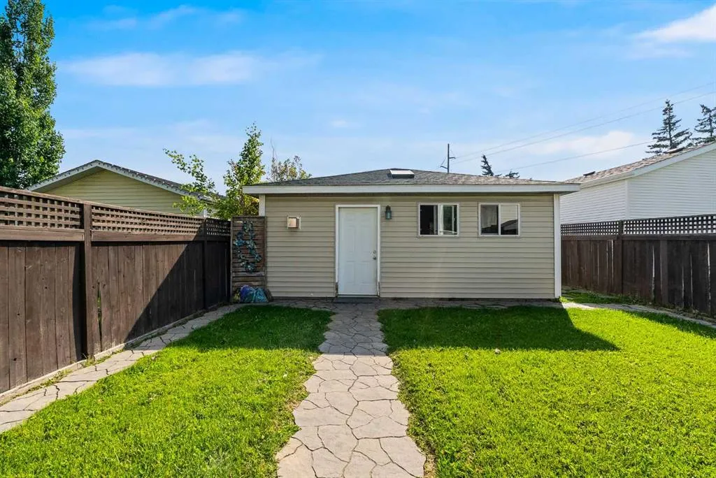31 Inverness Grove SE