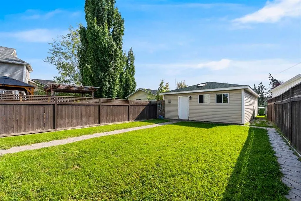 31 Inverness Grove SE