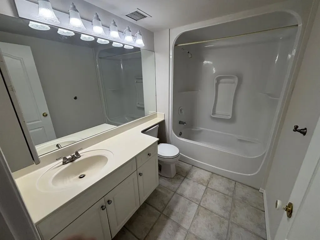 114 15 Avenue SW, #205
