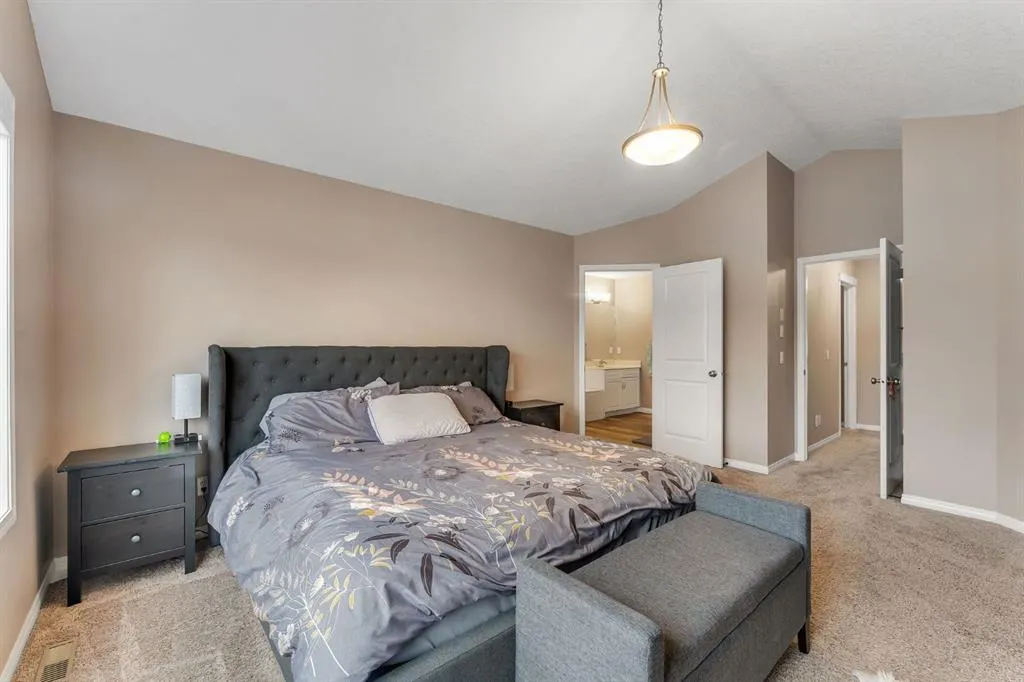405 Kincora Drive NW