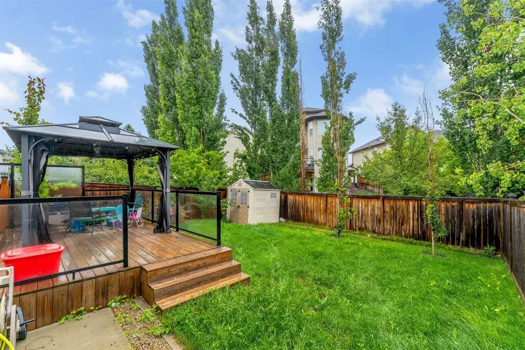 405 Kincora Drive NW